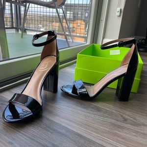 Sam Edelman Yaro Block Heel Sandal. Black Patent.